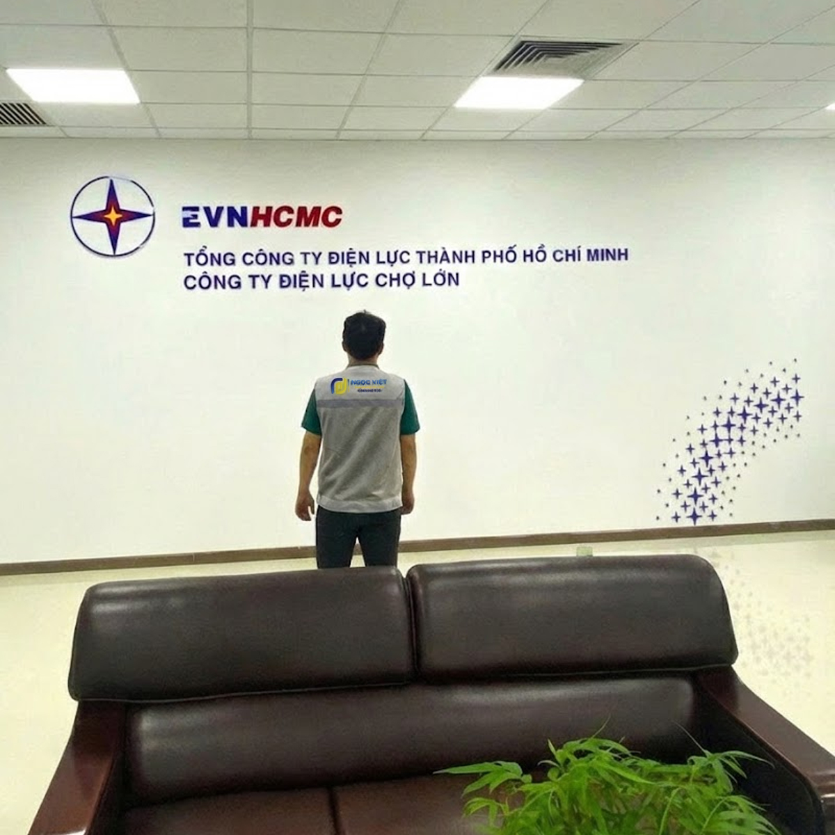 Thi Công Logo Chữ Nổi Nội Thất - Ảnh 2